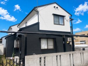 松山市　チョーキングと色あせが改善された外壁塗装工事　築約29年2回目の塗装でより美しく！